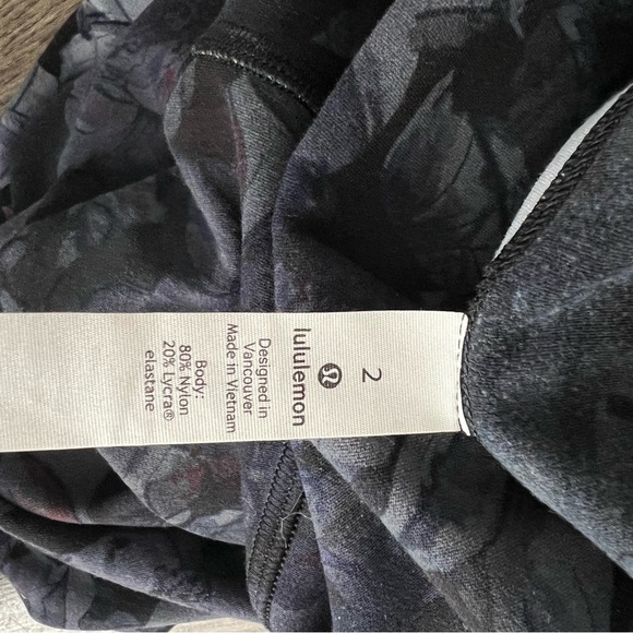 Lululemon Aligns size 2 gray/blue-pattern - Picture 2 of 3